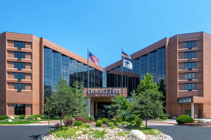 Exterior shot of DoubleTree Aurora